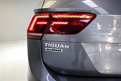 2018 Volkswagen Tiguan - Thumbnail