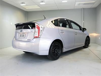 2015 Toyota Prius - Thumbnail